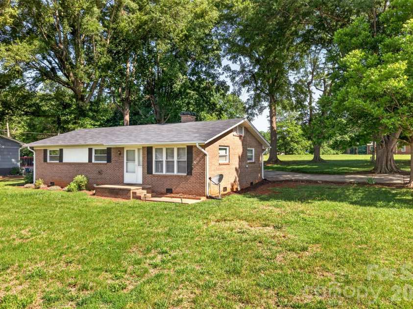 1771 24th Avenue Court, Hickory, NC 28601.  MLS# CAR4381961, YatesRealty ID 27693. 