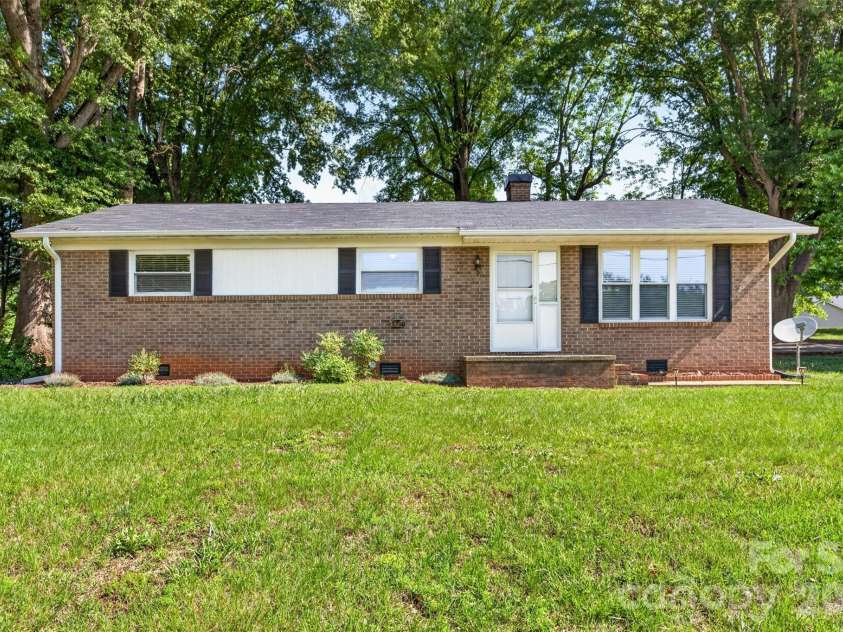 1771 24th Avenue Court, Hickory, NC 28601.  MLS# CAR4381961, YatesRealty ID 27693. 