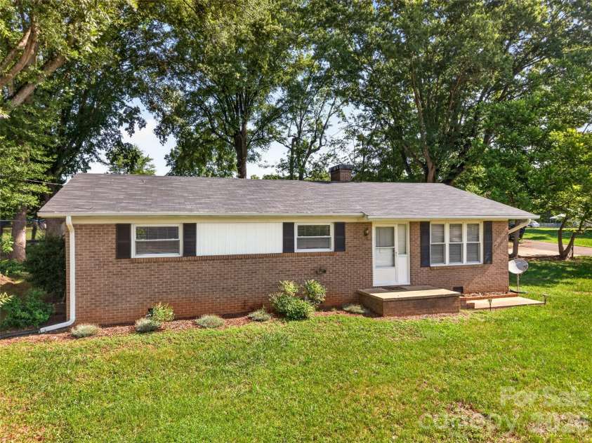 1771 24th Avenue Court, Hickory, NC 28601.  MLS# CAR4381961, YatesRealty ID 27693. 