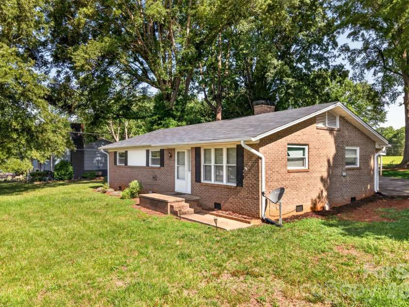 1771 24th Avenue Court, Hickory, NC 28601.  MLS# CAR4381961, YatesRealty ID 27693. 