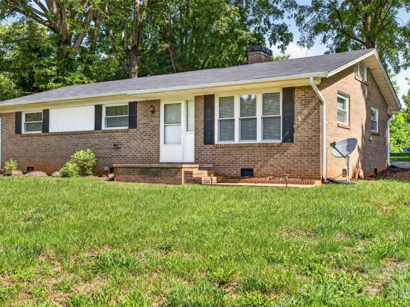 1771 24th Avenue Court, Hickory, NC 28601.  MLS# CAR4381961, YatesRealty ID 27693. 