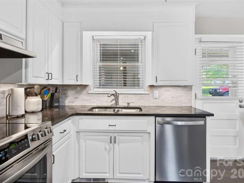 1771 24th Avenue Court, Hickory, NC 28601.  MLS# CAR4381961, YatesRealty ID 27693. 