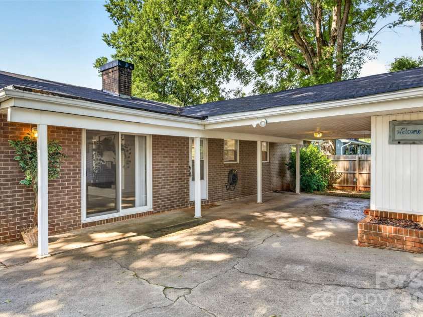 1771 24th Avenue Court, Hickory, NC 28601.  MLS# CAR4381961, YatesRealty ID 27693. 