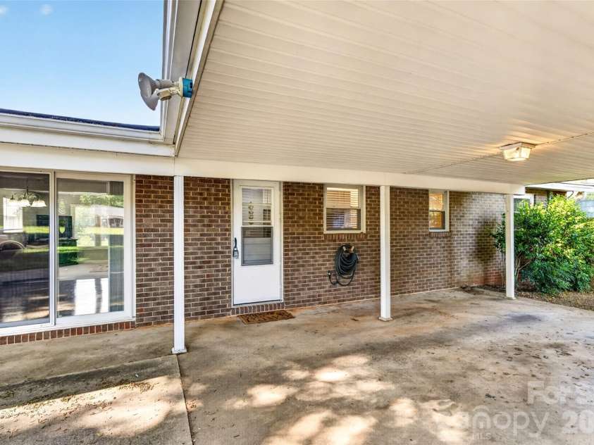 1771 24th Avenue Court, Hickory, NC 28601.  MLS# CAR4381961, YatesRealty ID 27693. 