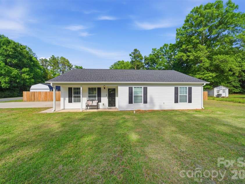 5694 Hillsdale Drive, Fort Lawn, SC 29714.  MLS# CAR4382453, YatesRealty ID 27694. 