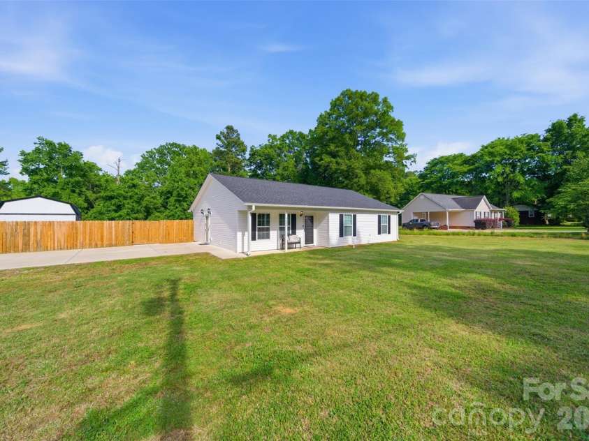5694 Hillsdale Drive, Fort Lawn, SC 29714.  MLS# CAR4382453, YatesRealty ID 27694. 