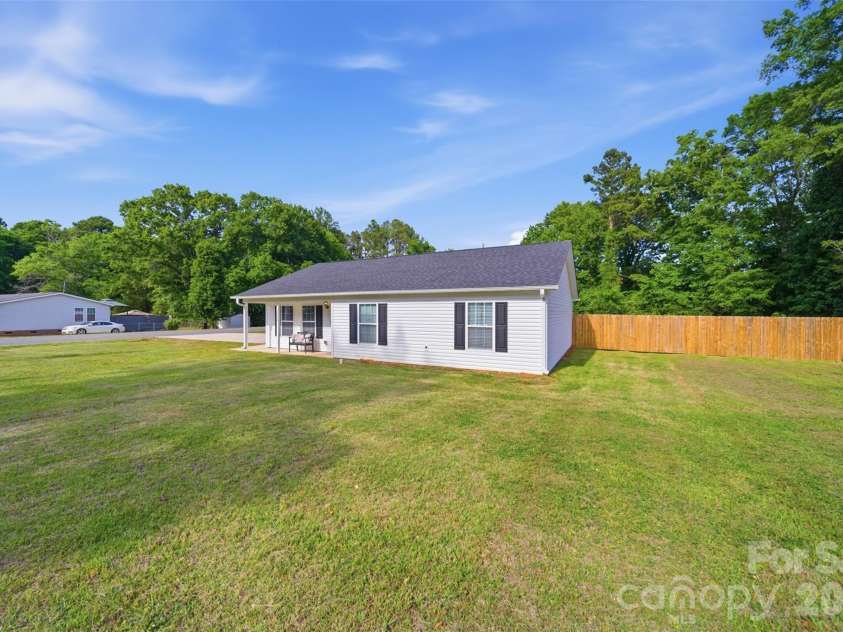 5694 Hillsdale Drive, Fort Lawn, SC 29714.  MLS# CAR4382453, YatesRealty ID 27694. 