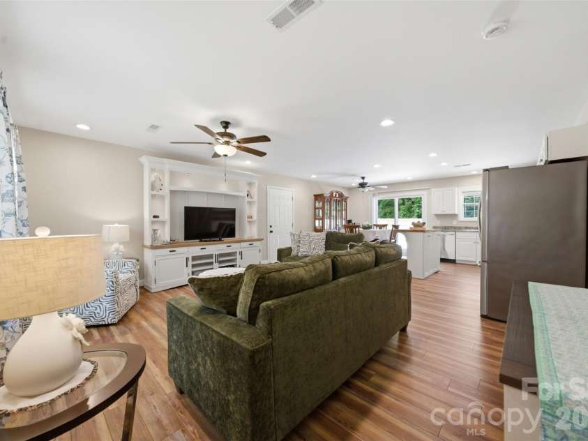 5694 Hillsdale Drive, Fort Lawn, SC 29714.  MLS# CAR4382453, YatesRealty ID 27694. 