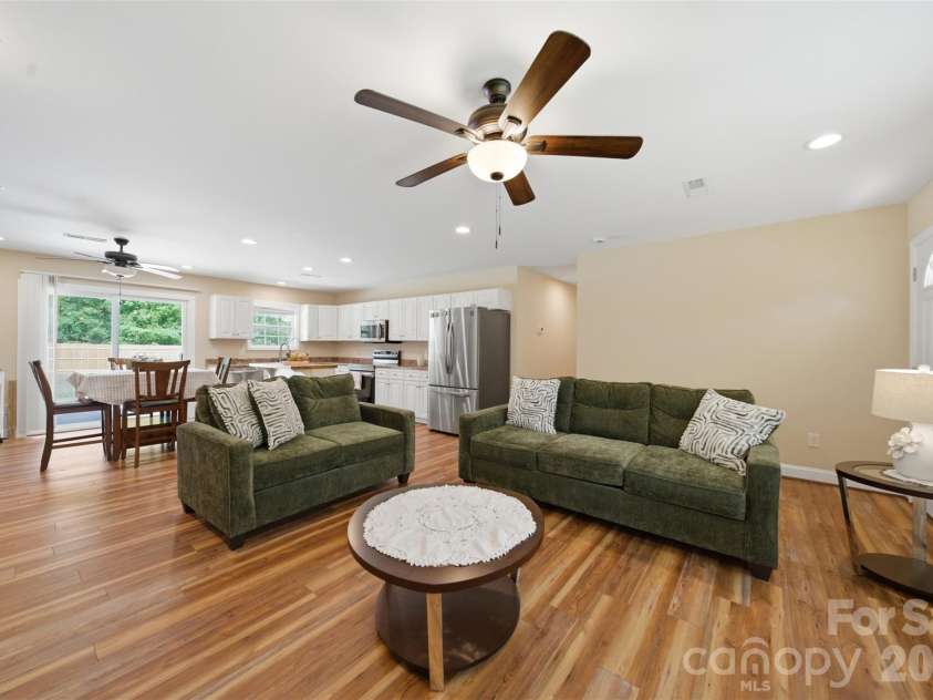 5694 Hillsdale Drive, Fort Lawn, SC 29714.  MLS# CAR4382453, YatesRealty ID 27694. 