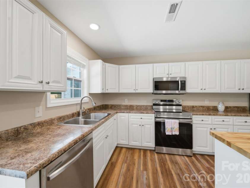 5694 Hillsdale Drive, Fort Lawn, SC 29714.  MLS# CAR4382453, YatesRealty ID 27694. 