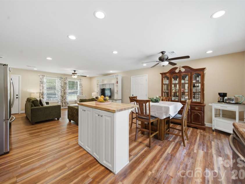 5694 Hillsdale Drive, Fort Lawn, SC 29714.  MLS# CAR4382453, YatesRealty ID 27694. 