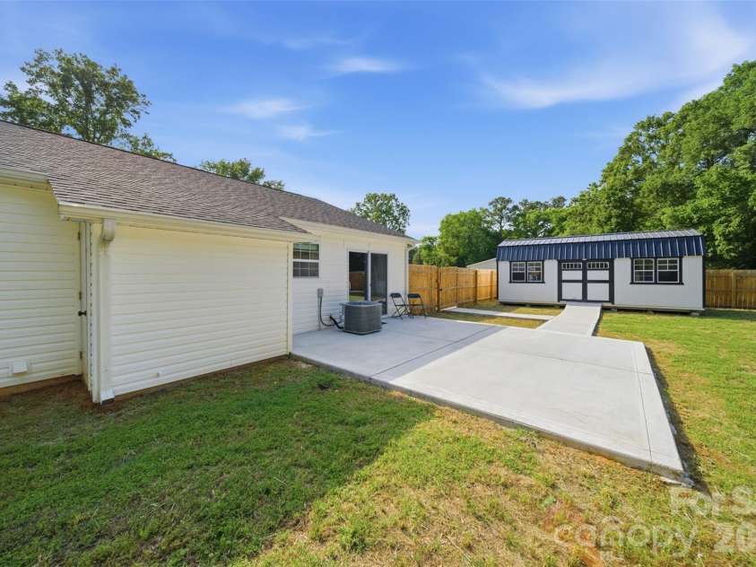 5694 Hillsdale Drive, Fort Lawn, SC 29714.  MLS# CAR4382453, YatesRealty ID 27694. 