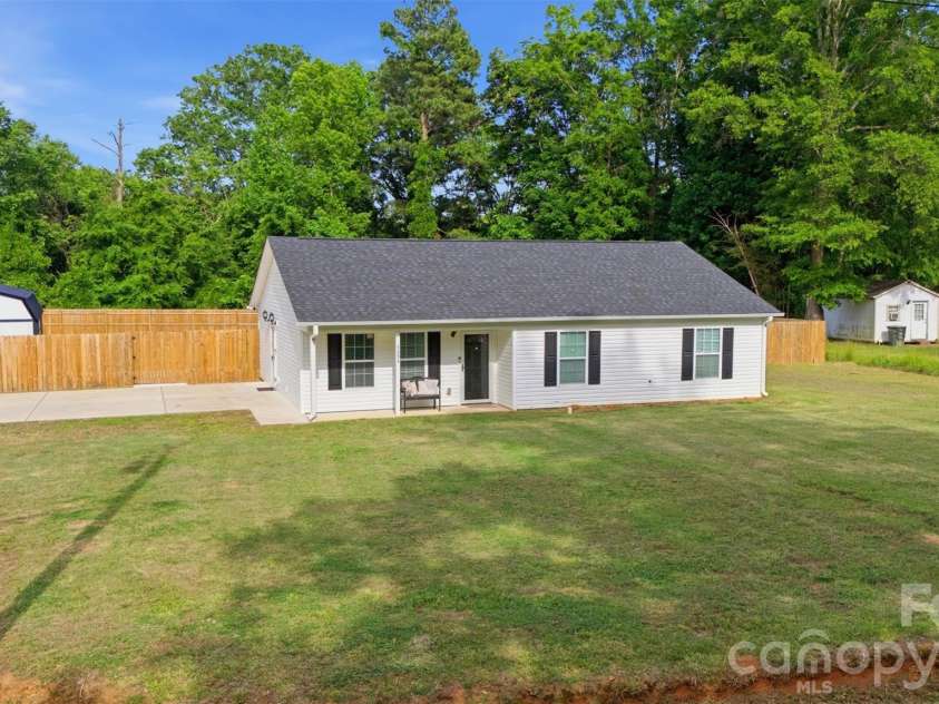 5694 Hillsdale Drive, Fort Lawn, SC 29714.  MLS# CAR4382453, YatesRealty ID 27694. 