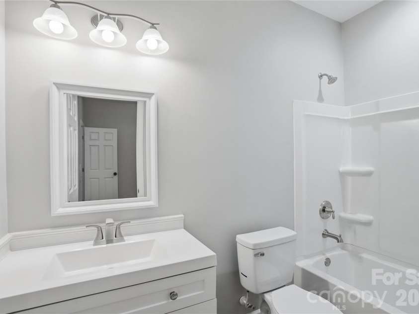 9417 Kings Parade Boulevard, Charlotte, NC 28273.  MLS# CAR4380075, YatesRealty ID 27695. Level 1: Bathroom