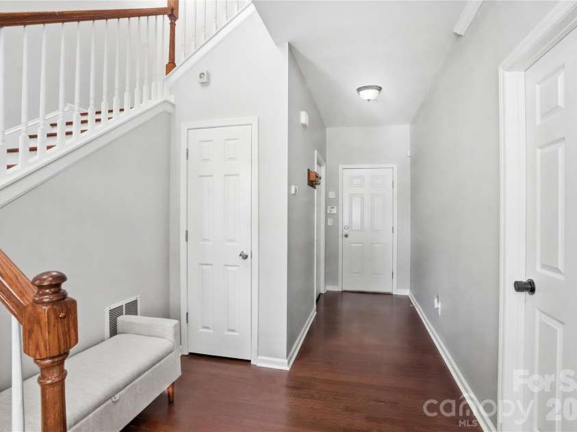 9417 Kings Parade Boulevard, Charlotte, NC 28273.  MLS# CAR4380075, YatesRealty ID 27695. Level 1 Entry View