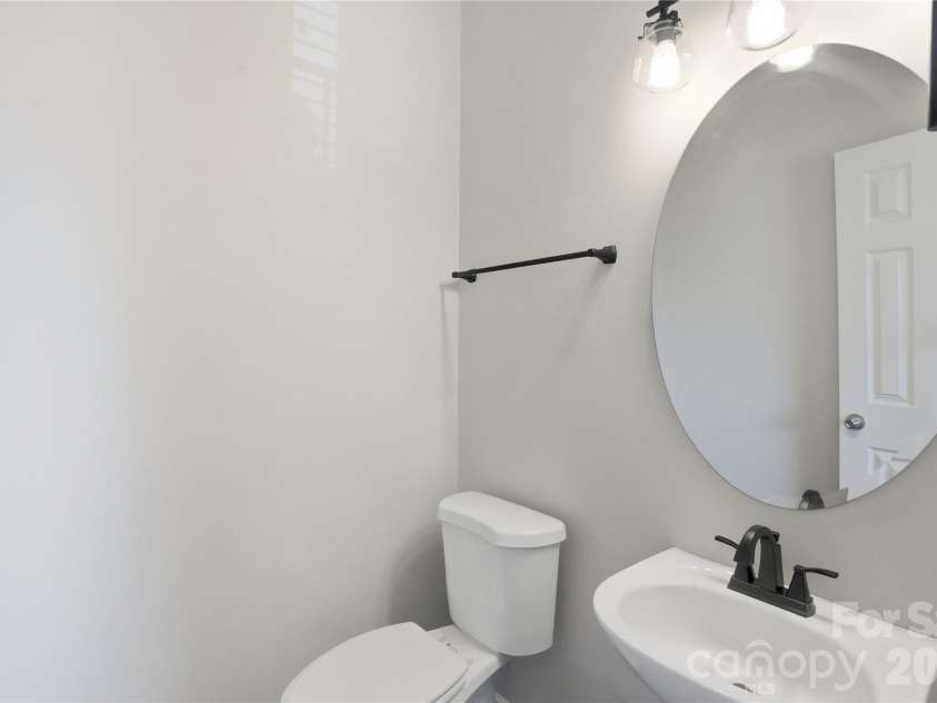 9417 Kings Parade Boulevard, Charlotte, NC 28273.  MLS# CAR4380075, YatesRealty ID 27695. Level 2: Bathroom