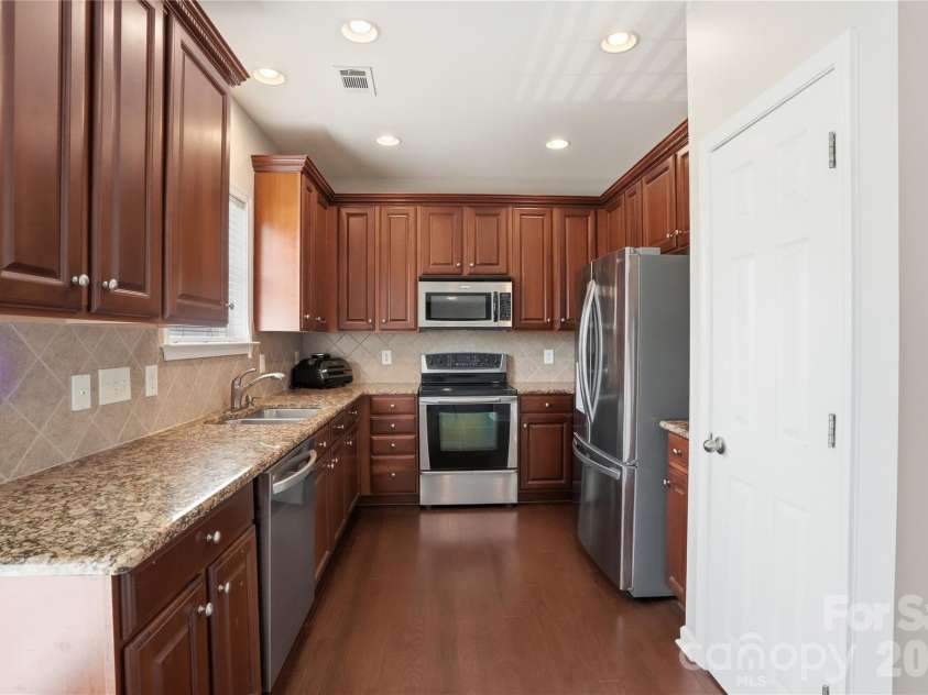 9417 Kings Parade Boulevard, Charlotte, NC 28273.  MLS# CAR4380075, YatesRealty ID 27695. Level 2 - Kitchen
