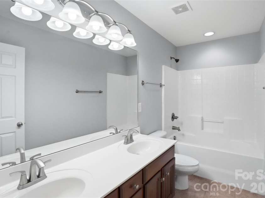 9417 Kings Parade Boulevard, Charlotte, NC 28273.  MLS# CAR4380075, YatesRealty ID 27695. Level 3 - Bathroom