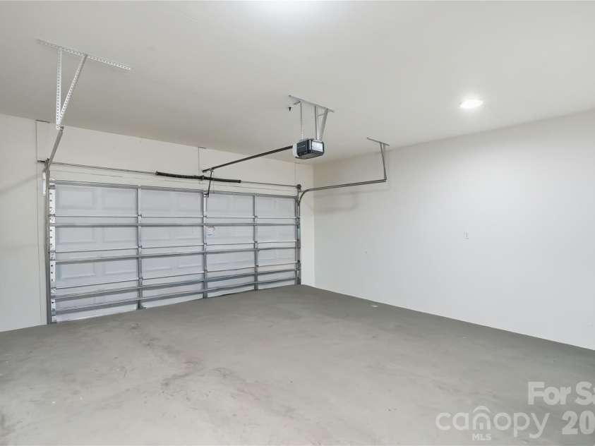 9417 Kings Parade Boulevard, Charlotte, NC 28273.  MLS# CAR4380075, YatesRealty ID 27695. Main Level Garage