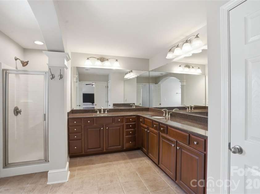 9417 Kings Parade Boulevard, Charlotte, NC 28273.  MLS# CAR4380075, YatesRealty ID 27695. Primary Bathroom