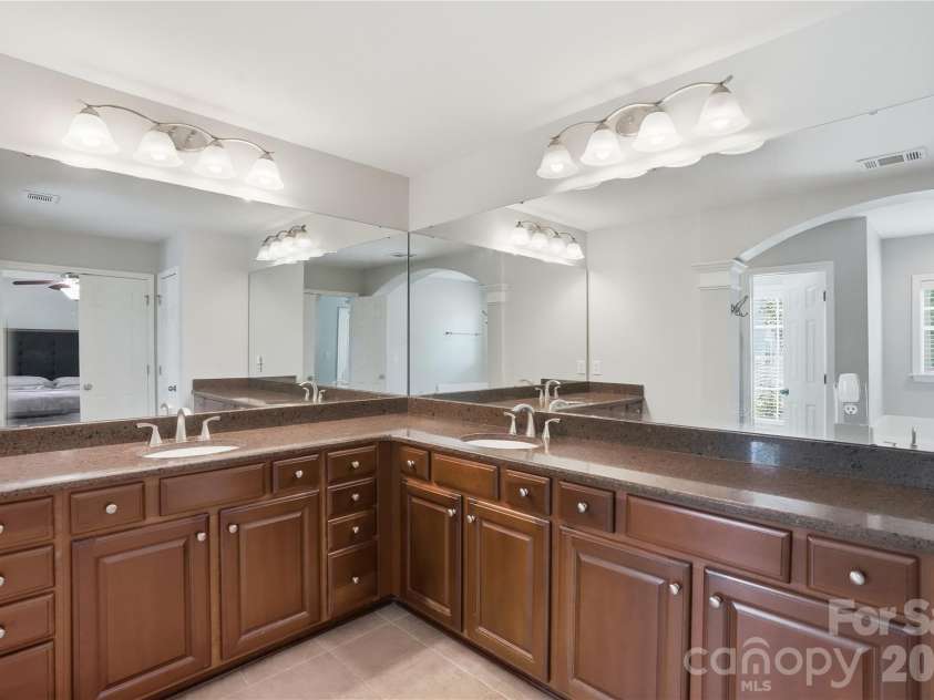9417 Kings Parade Boulevard, Charlotte, NC 28273.  MLS# CAR4380075, YatesRealty ID 27695. Primary Bathroom