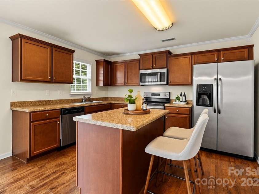2515 Walnut Forest Drive, Charlotte, NC 28216.  MLS# CAR4260592, YatesRealty ID 27696. 