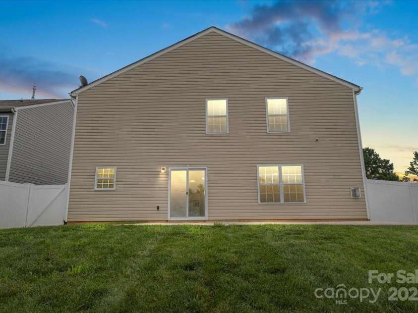 2515 Walnut Forest Drive, Charlotte, NC 28216.  MLS# CAR4260592, YatesRealty ID 27696. 