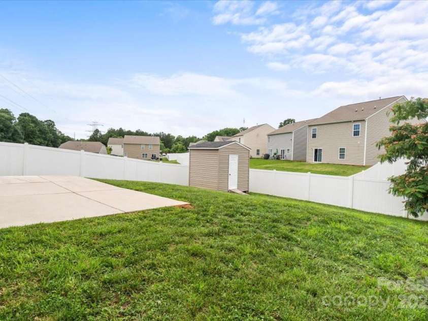 2515 Walnut Forest Drive, Charlotte, NC 28216.  MLS# CAR4260592, YatesRealty ID 27696. 