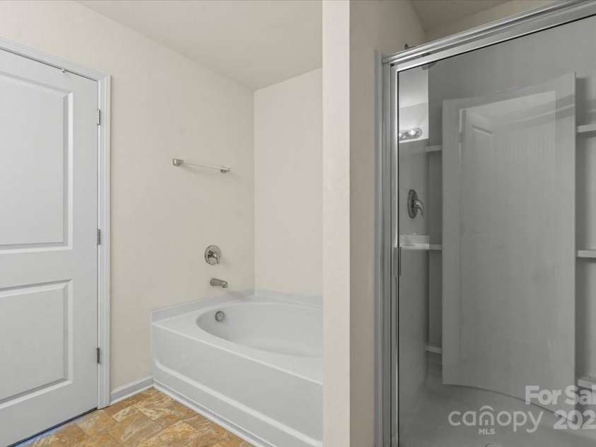 2515 Walnut Forest Drive, Charlotte, NC 28216.  MLS# CAR4260592, YatesRealty ID 27696. Primary Suite Standing Shower and Garden Tub
