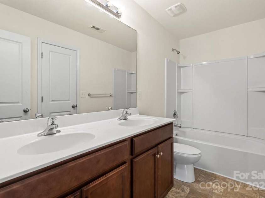 2515 Walnut Forest Drive, Charlotte, NC 28216.  MLS# CAR4260592, YatesRealty ID 27696. Upstairs Secondary Bathroom