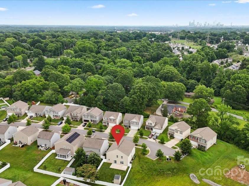 2515 Walnut Forest Drive, Charlotte, NC 28216.  MLS# CAR4260592, YatesRealty ID 27696. <10 minutes from Uptown Charlotte!