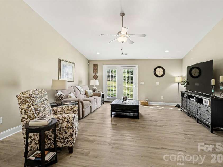105 Oak Ridge Drive, Archdale, NC 27263.  MLS# CAR4376749, YatesRealty ID 27697. 