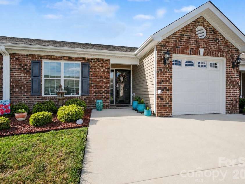 105 Oak Ridge Drive, Archdale, NC 27263.  MLS# CAR4376749, YatesRealty ID 27697. 