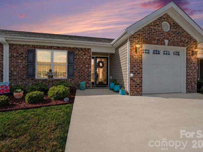 105 Oak Ridge Drive, Archdale, NC 27263.  MLS# CAR4376749, YatesRealty ID 27697. 