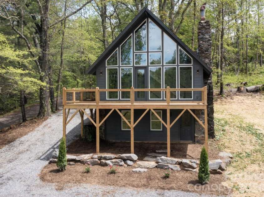 93 Horse Ring Drive, Burnsville, NC 28714.  MLS# CAR4375904, YatesRealty ID 27698. 