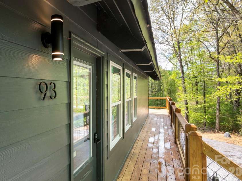 93 Horse Ring Drive, Burnsville, NC 28714.  MLS# CAR4375904, YatesRealty ID 27698. 