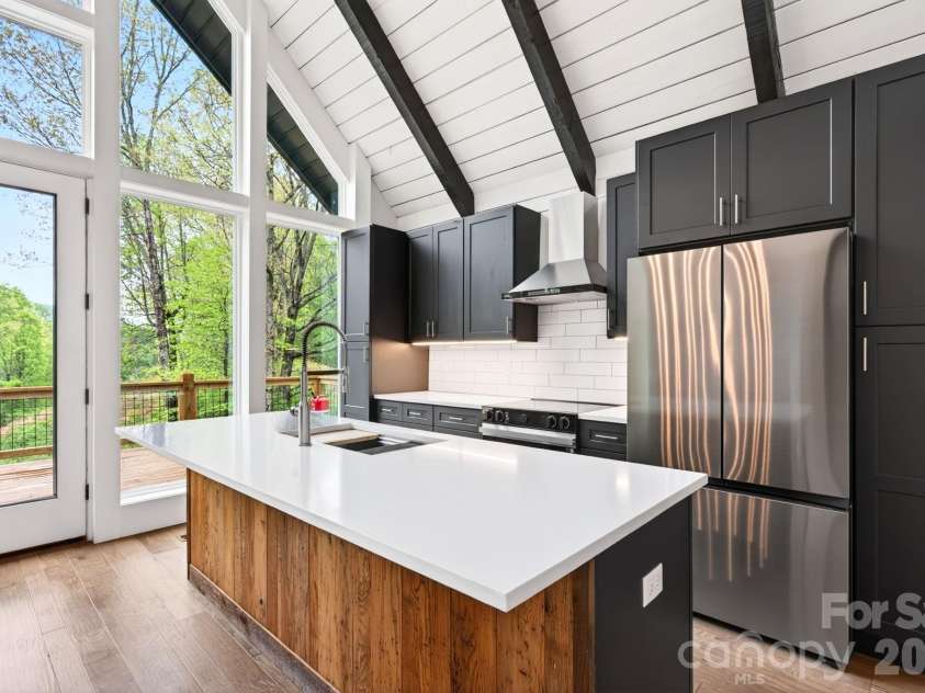 93 Horse Ring Drive, Burnsville, NC 28714.  MLS# CAR4375904, YatesRealty ID 27698. 