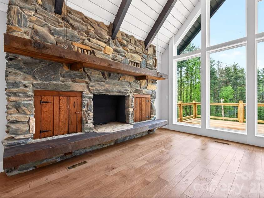93 Horse Ring Drive, Burnsville, NC 28714.  MLS# CAR4375904, YatesRealty ID 27698. 