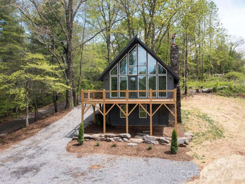 93 Horse Ring Drive, Burnsville, NC 28714.  MLS# CAR4375904, YatesRealty ID 27698. 