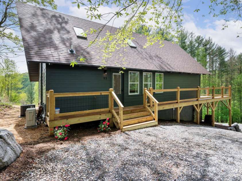 93 Horse Ring Drive, Burnsville, NC 28714.  MLS# CAR4375904, YatesRealty ID 27698. 