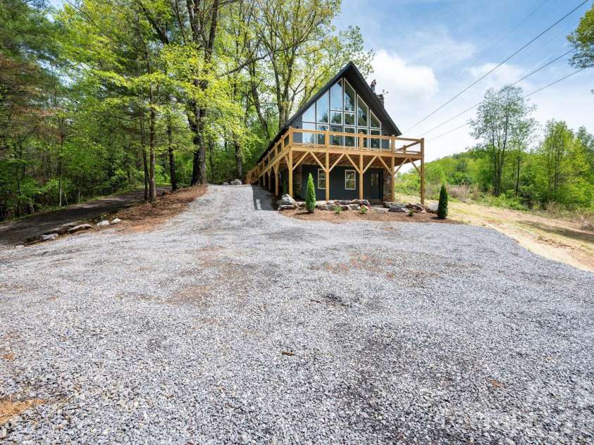 93 Horse Ring Drive, Burnsville, NC 28714.  MLS# CAR4375904, YatesRealty ID 27698. 