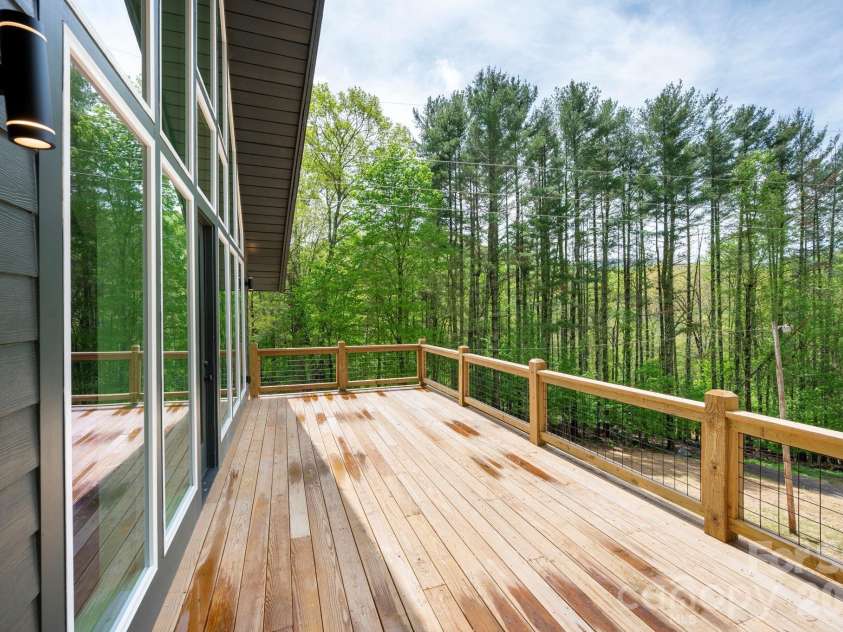 93 Horse Ring Drive, Burnsville, NC 28714.  MLS# CAR4375904, YatesRealty ID 27698. 