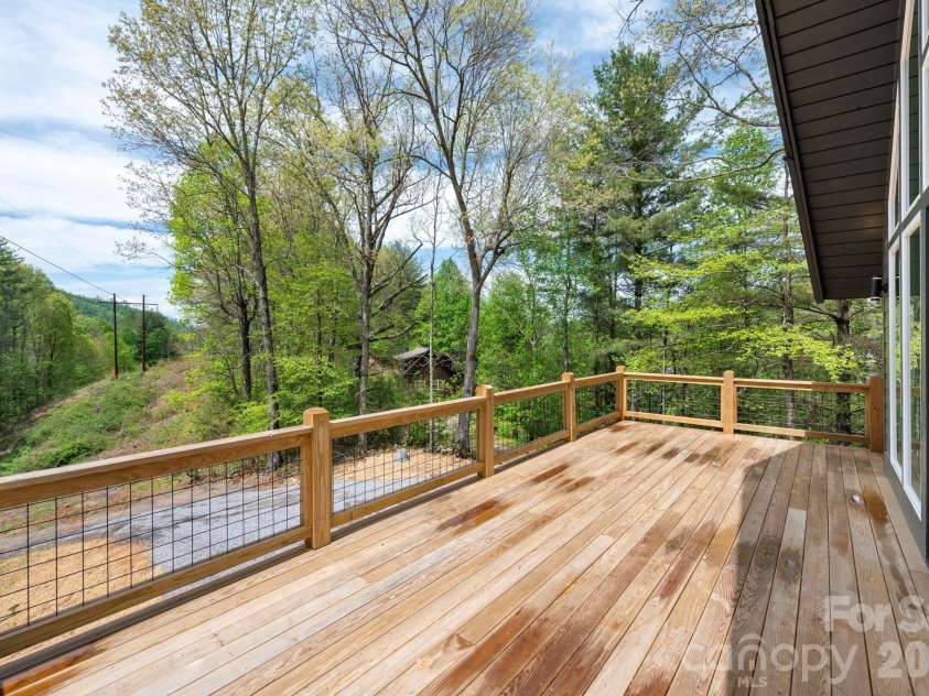 93 Horse Ring Drive, Burnsville, NC 28714.  MLS# CAR4375904, YatesRealty ID 27698. 