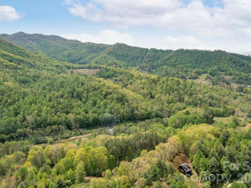93 Horse Ring Drive, Burnsville, NC 28714.  MLS# CAR4375904, YatesRealty ID 27698. 