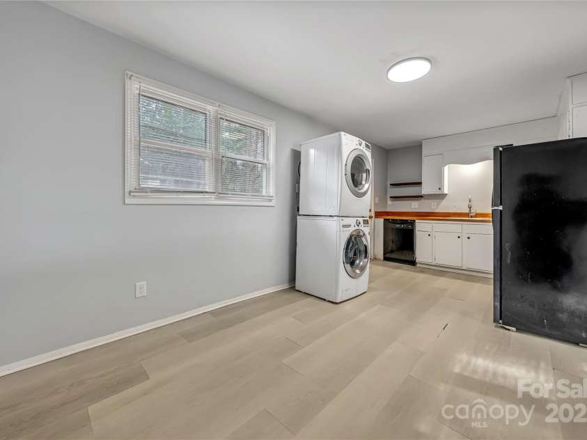 235 Edgegreen Drive, Charlotte, NC 28217.  MLS# CAR4329481, YatesRealty ID 2770. Dinning Area