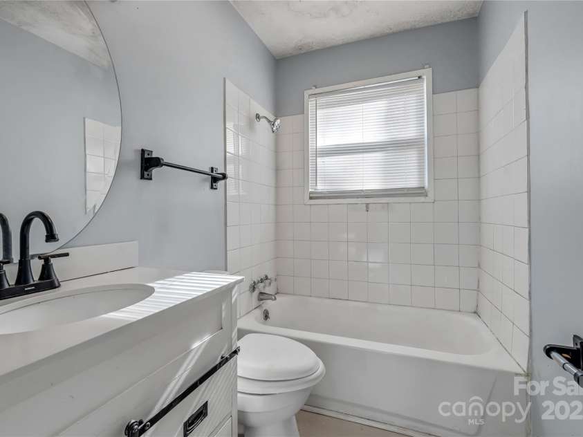 235 Edgegreen Drive, Charlotte, NC 28217.  MLS# CAR4329481, YatesRealty ID 2770. Full Bathroom