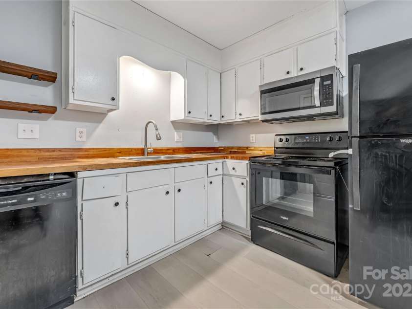 235 Edgegreen Drive, Charlotte, NC 28217.  MLS# CAR4329481, YatesRealty ID 2770. Kitchen 