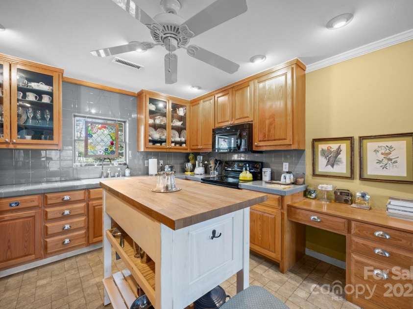 457 Overlook Drive, Spruce Pine, NC 287777.  MLS# CAR4245586, YatesRealty ID 2770. Built-in work desk area