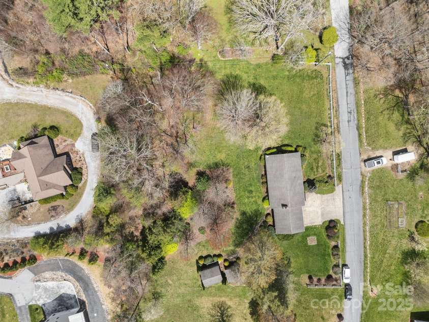 457 Overlook Drive, Spruce Pine, NC 287777.  MLS# CAR4245586, YatesRealty ID 2770. Full property view