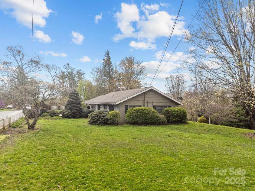 457 Overlook Drive, Spruce Pine, NC 287777.  MLS# CAR4245586, YatesRealty ID 2770. Huge 1 acre lot